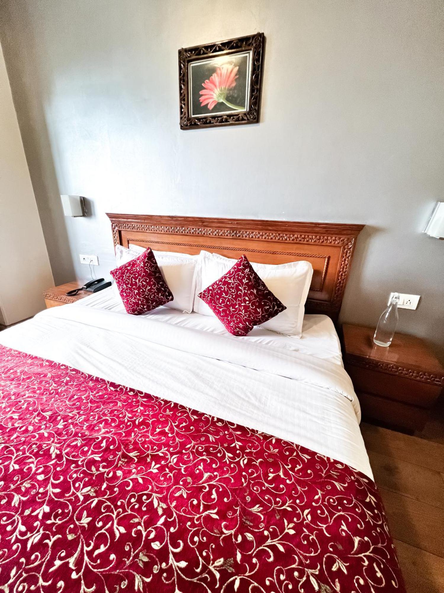Wingait Inn - Hotel Near Mall Road Shimla Exteriör bild